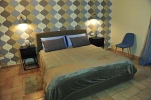 ターラントにあるLa Casetta Appartamentiのベッドルーム1室(ベッド1台、テーブル2台、椅子付)