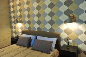 ターラントにあるLa Casetta Appartamentiのベッドルーム1室(ベッド1台、ナイトスタンド2台、ランプ2つ付)