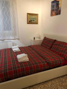 1 dormitorio con 1 cama con 2 toallas en SALAMON GUEST HOUSE, en Venecia