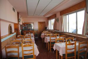 un ristorante con tavoli e sedie in una stanza di Hotel Vista Nevada a Darro
