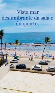 vistas a una playa con gente y al océano en Belíssimo apartamento vista mar deslumbrante na Barra! Direto na praia e no circuito do Carnaval de Salvador., en Salvador