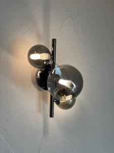 a light on a wall with two lights on it at Ferienwohnung Eulennest in Drolshagen