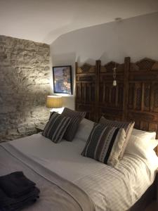 ein Schlafzimmer mit einem großen weißen Bett mit Kissen in der Unterkunft Little Pinfold Cottage in Skipton