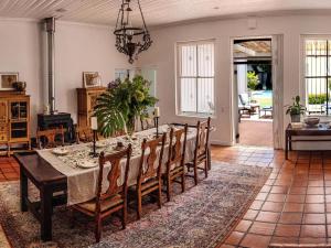 une salle à manger avec une grande table et des chaises dans l'établissement Kolonie's Tuin, à Stellenbosch