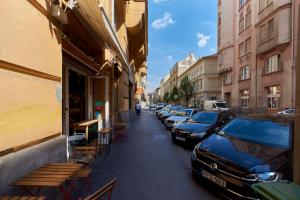 una calle con coches estacionados en el lateral de un edificio en Budapest City Center W18 en Budapest