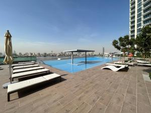 Bazén v ubytování Luxury 1 Bedroom Sea View and Infinity Pool nebo v jeho okolí