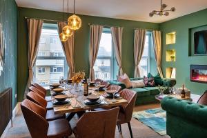 - une salle à manger avec une table, des chaises et un canapé dans l'établissement Finest Retreats - Peace Retreats Penthouse, à Pwllheli