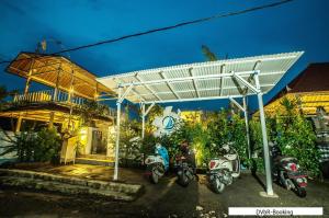 a group of motorcycles parked in front of a house at Dayung Villas By Reccoma in Nusa Lembongan