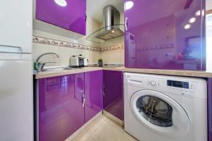 Кухня или мини-кухня в APARTAMENT PAU CASALS, 2 min walk from the sea & sea view
