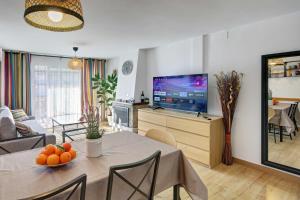 Телевизор и/или развлекательный центр в APARTAMENT PAU CASALS, 2 min walk from the sea & sea view