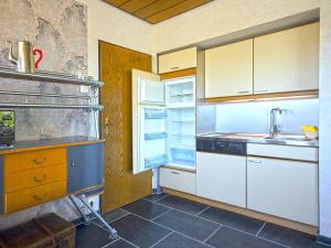 a kitchen with an open refrigerator and a sink at Ferienwohnung EIFEL-FLAIR geräumig-stilvoll-ruhige Lage am Rursee und Nationalpark Eifel in Rurberg
