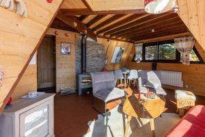 レ・ザングルにあるChalet des Pyramidesのリビングルーム(テーブル、椅子付) +4枚の写真