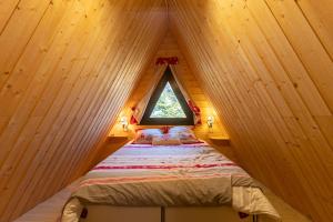 レ・ザングルにあるChalet des Pyramidesの窓のある部屋にベッドがある寝室