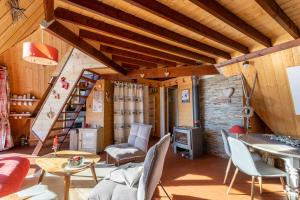 レ・ザングルにあるChalet des Pyramidesのリビングルーム(階段、テーブル、椅子付)
