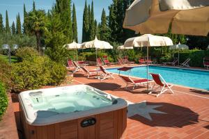 The swimming pool at or close to Agriturismo Vecchio Borgo Di Inalbi