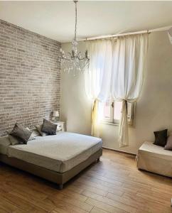 una camera con letto e muro di mattoni di Maglo Centro a Bologna
