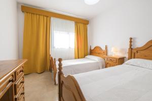 a bedroom with two beds and a window at Boliches in Arcos de la Frontera