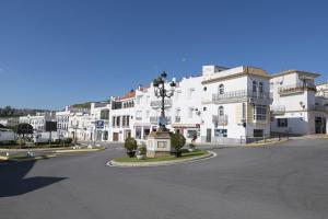 a street in a town with white buildings at Boliches in Arcos de la Frontera