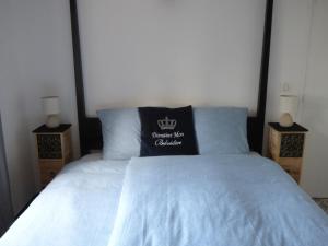 A bed or beds in a room at Apartment Cézanne with heated pool and private garden