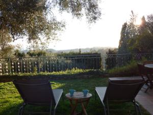 A garden outside Apartment Cézanne with heated pool and private garden