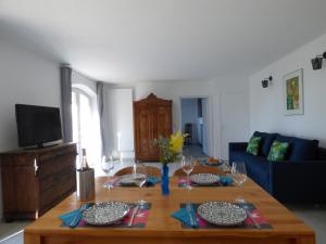 A television and/or entertainment centre at Apartment Cézanne with heated pool and private garden