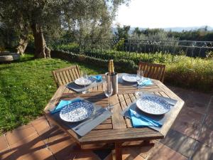 A garden outside Apartment Cézanne with heated pool and private garden