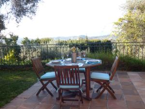 A garden outside Apartment Cézanne with heated pool and private garden