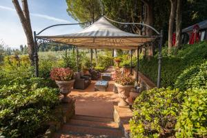 A garden outside Agriturismo Vecchio Borgo Di Inalbi