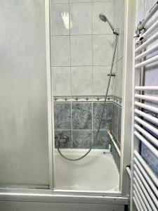 Das Bad ist mit einer Badewanne mit einer Dusche ausgestattet. in der Unterkunft Center House Hostel in Pristina