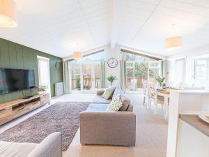 格蘭奇奧沃桑茨的住宿－Fern Lodge，带沙发的客厅和用餐室