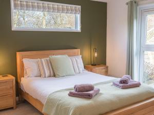 En eller flere senge i et værelse på Fern Lodge
