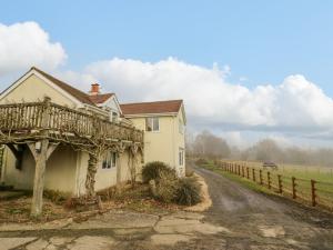 a house on a dirt road next to a fence at Fairview House in Kidderminster