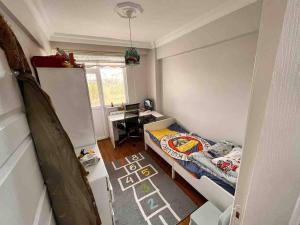 Habitación pequeña con cama y escritorio. en 2 bedroom 5 bed peaceful calm full kitchen,all items available Luxury And relax, en Estambul