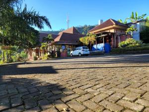 eine steinerne Einfahrt vor einigen Häusern in der Unterkunft Istana Petani in Lambangkuning