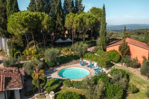 een luchtzicht op een tuin met een zwembad bij Agriturismo Vecchio Borgo Di Inalbi in Impruneta