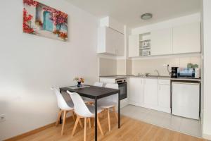 Kuchyň nebo kuchyňský kout v ubytování Prince Apartments