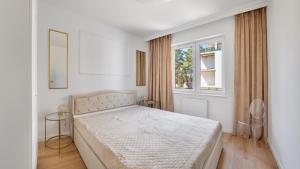 Un pat sau paturi într-o cameră la Apartamenty Sun & Snow Double Rest