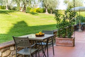 A garden outside Agriturismo Vecchio Borgo Di Inalbi