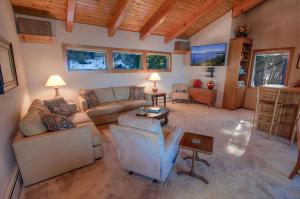 A seating area at Lake View Glen home