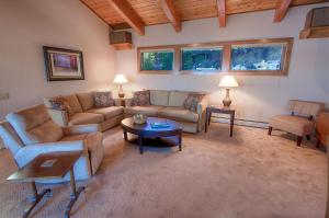 A seating area at Lake View Glen home