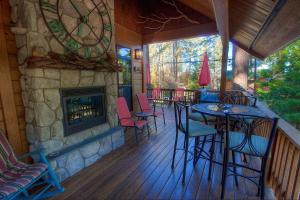 een veranda met een open haard en een tafel en stoelen bij Smokey Joes cabin in Zephyr Cove