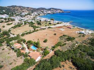 una vista aérea de una isla en el océano en Gal House, en Balíon