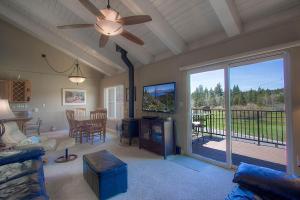 uma sala de estar com uma ventoinha de tecto e uma varanda em Park View Paradise condo em Tahoe City