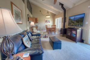 uma sala de estar com um sofá de couro e uma televisão em Park View Paradise condo em Tahoe City