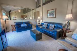 uma sala de estar com sofás azuis e uma sala de estar em Park View Paradise condo em Tahoe City