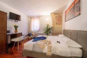 Postel nebo postele na pokoji v ubytování Aurelia Luxury - Piazza delle Erbe