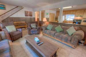 ein Wohnzimmer mit einem Sofa, 2 Stühlen und einem Tisch in der Unterkunft Foothill Folly home in Zephyr Cove