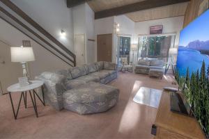 sala de estar con sofá y mesa en Sparrow's Nest home, en Incline Village
