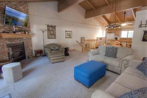 Una sala de estar llena de muebles y una chimenea. en Whispering Wood home, en Incline Village