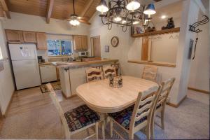 Una cocina y un comedor con mesa y sillas. en Whispering Wood home, en Incline Village 10 fotos más